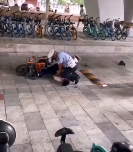 中国/我不能呼吸中国翻版?广州电动车驾驶遭警膝压