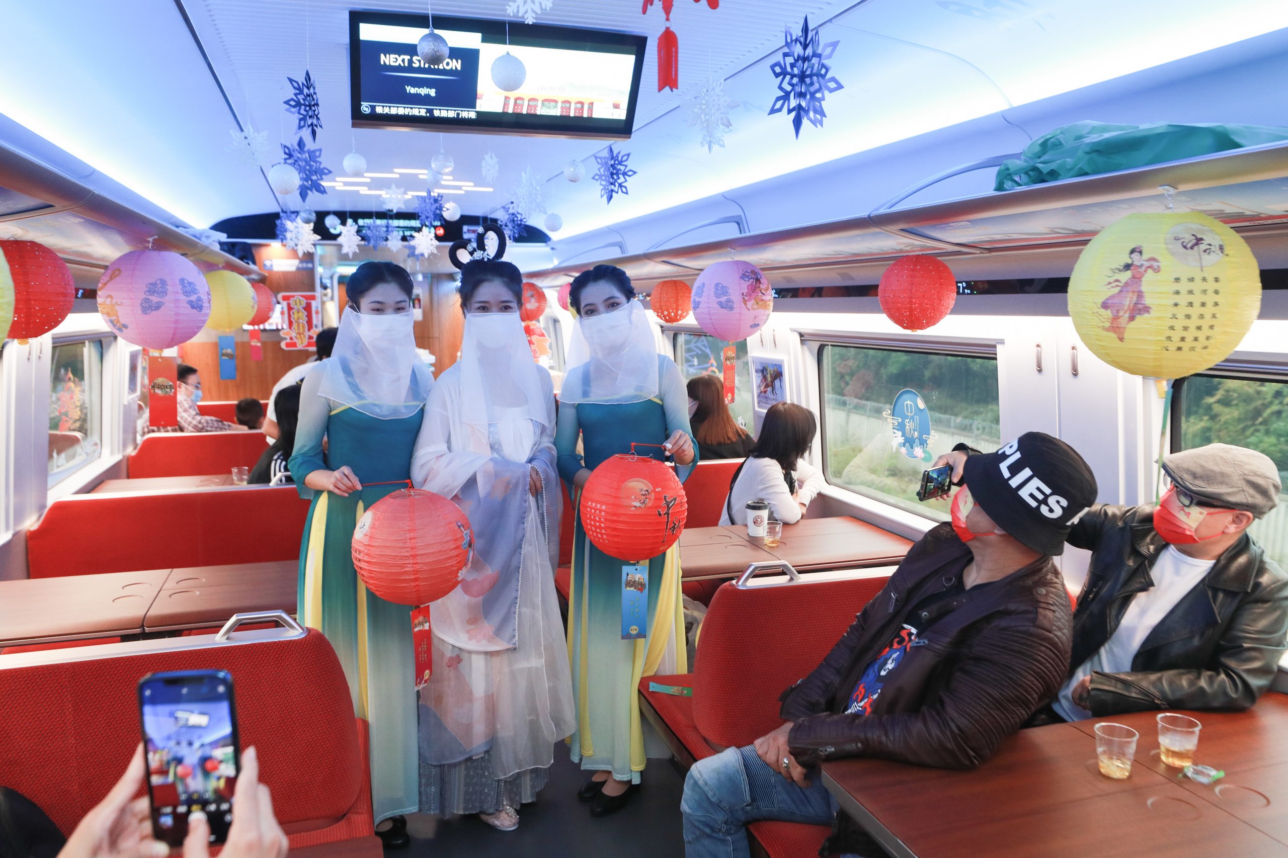 拼盘 2图/京张高铁乘务员扮作“嫦娥”向旅客送出中秋祝福