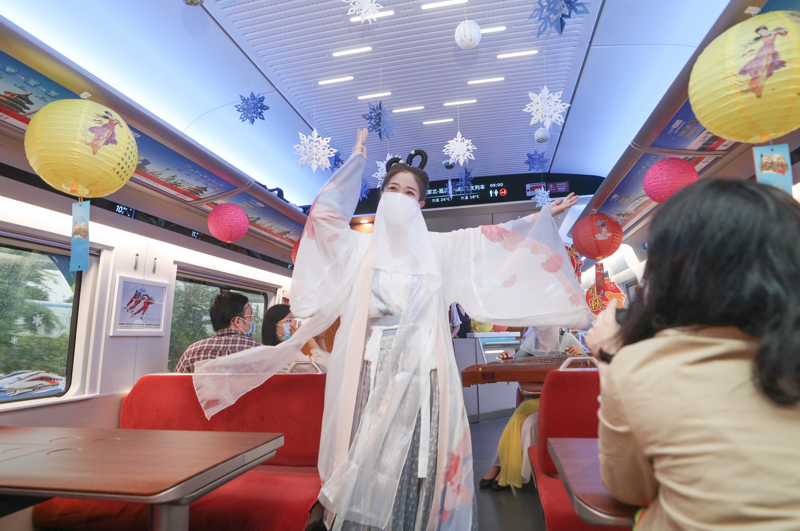 拼盘 2图/京张高铁乘务员扮作“嫦娥”向旅客送出中秋祝福