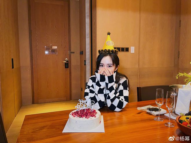 杨幂35岁生日状态超好.迪丽热巴连续8年送祝福却被嘲?