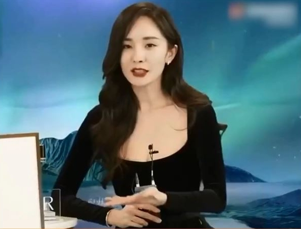 上下都露全网暴动! 杨幂坐姿慵懒优雅