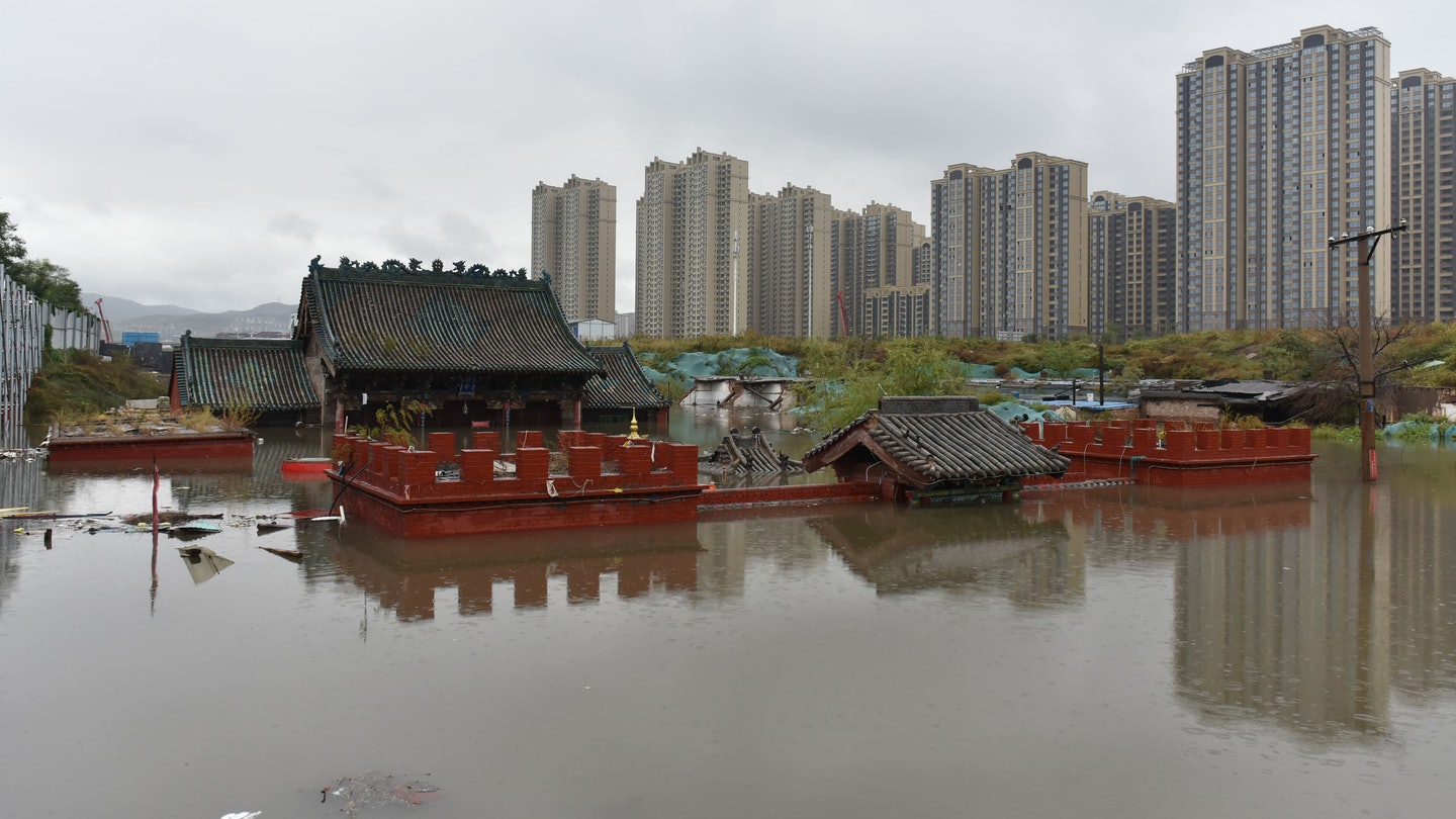 山西暴雨冲毁大桥地基 路轨悬空货运列车急停