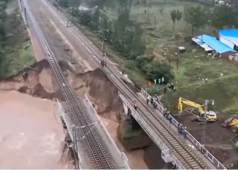 山西暴雨冲毁大桥地基 路轨悬空货运列车急停