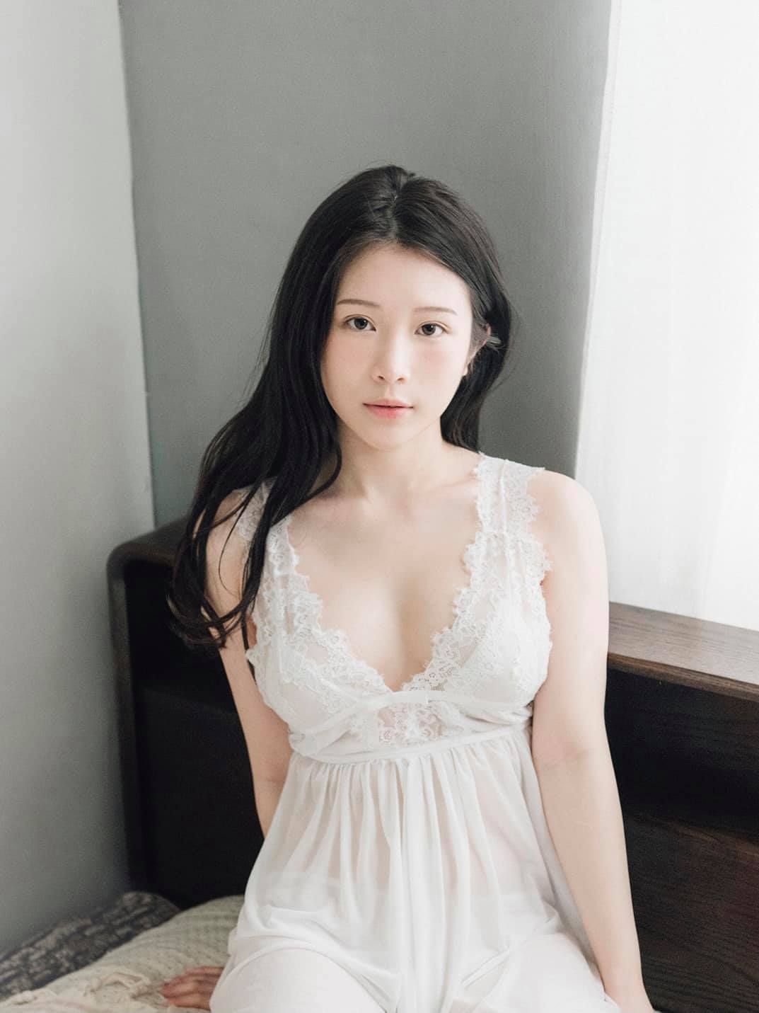 手遮肚皮宣布“怀孕初期” 郑家纯吓坏网民