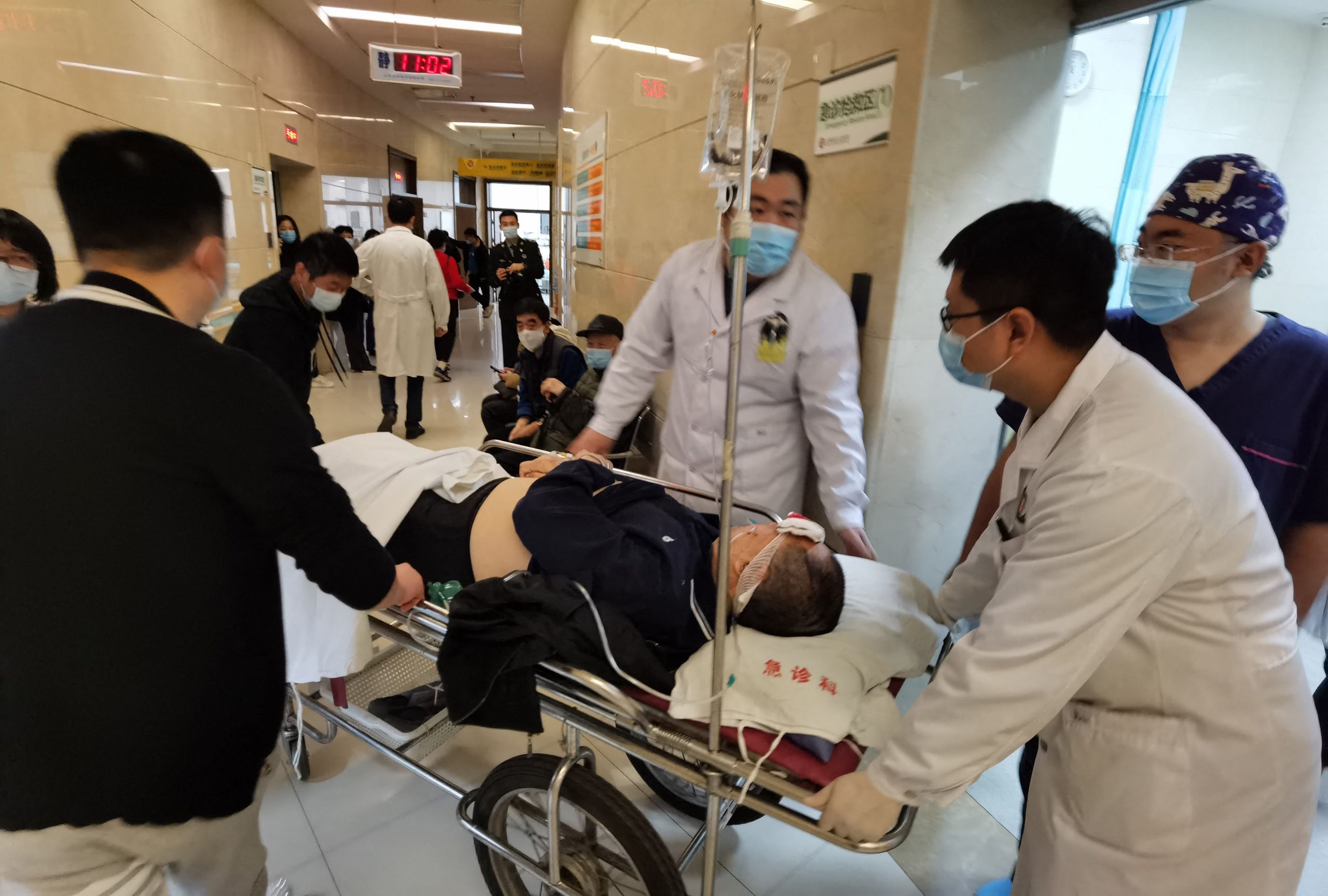 看世界主照)沈阳酒店气体爆炸 建筑物车辆受损3死逾30伤