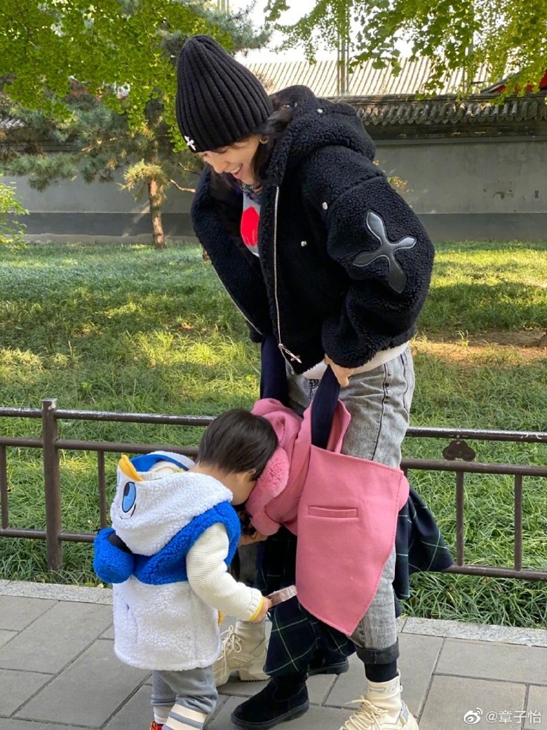 章子怡公园享天伦 5岁醒醒背妈妈