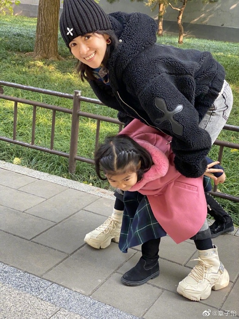 章子怡公园享天伦 5岁醒醒背妈妈