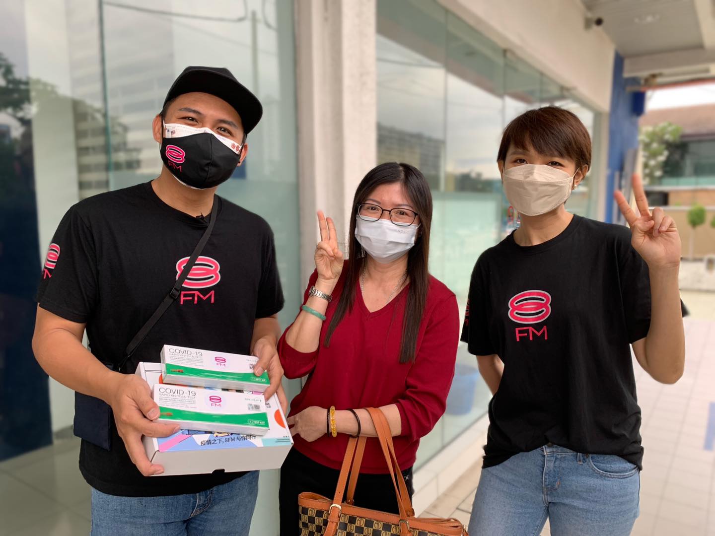 返乡前先检测! 8FM DJ街头派发快筛试剂盒