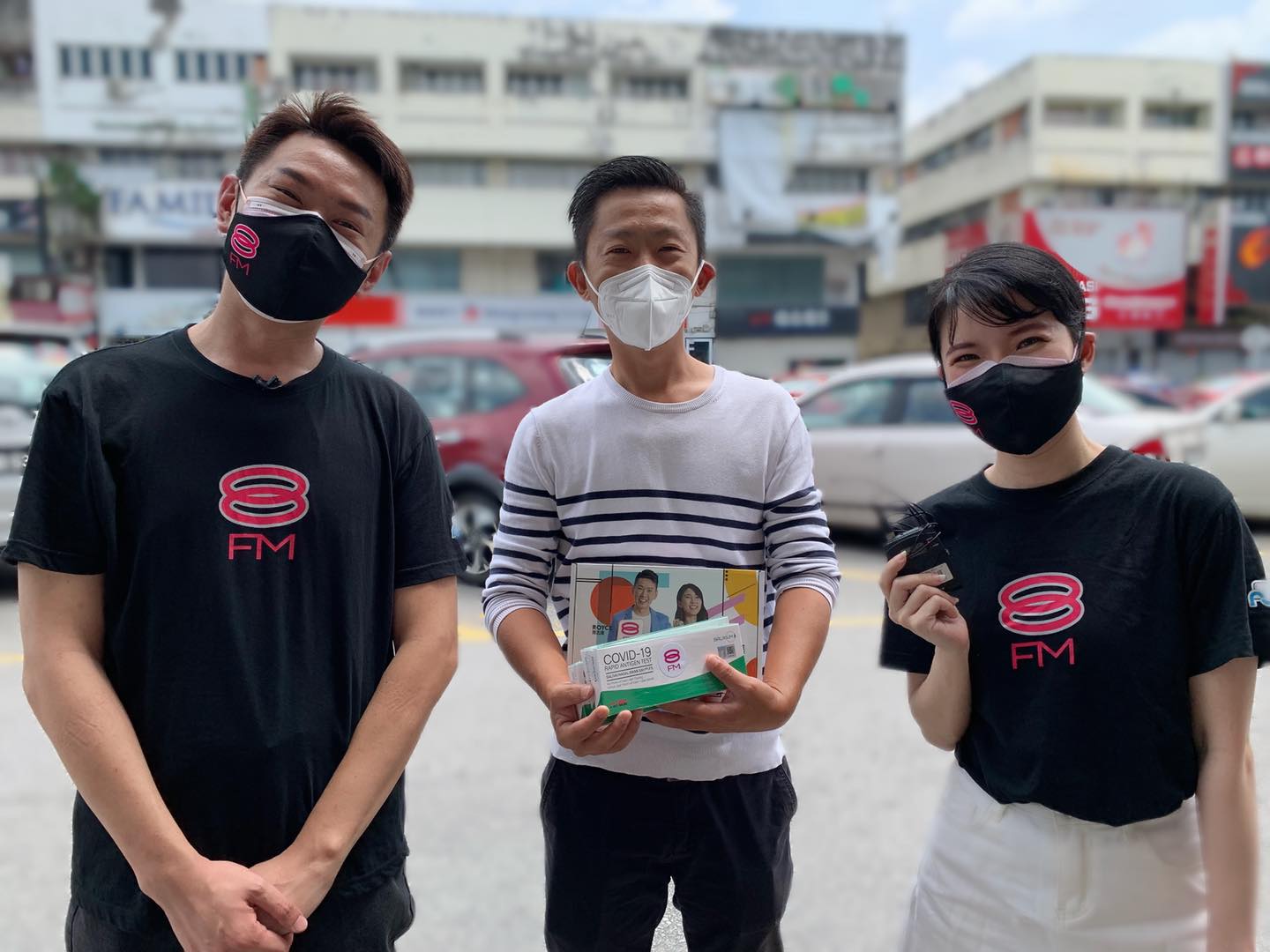 返乡前先检测! 8FM DJ街头派发快筛试剂盒