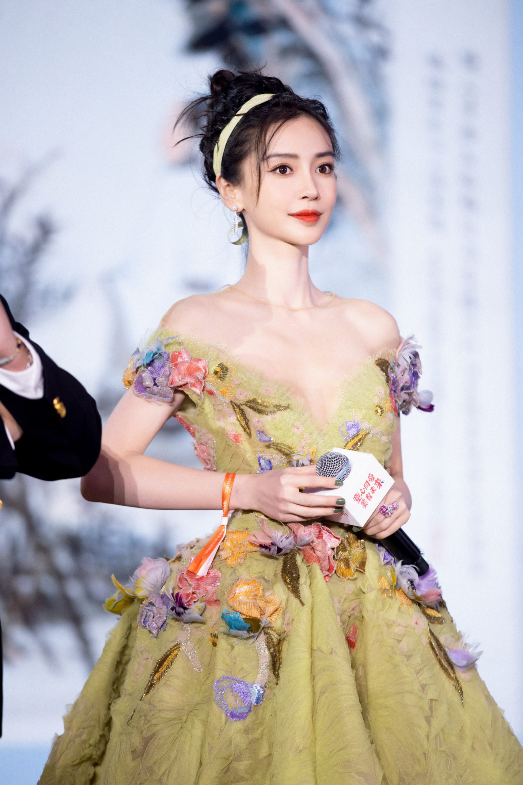 李现“助攻”站陈伟霆旁边 Baby慌避急得尴尬转圈