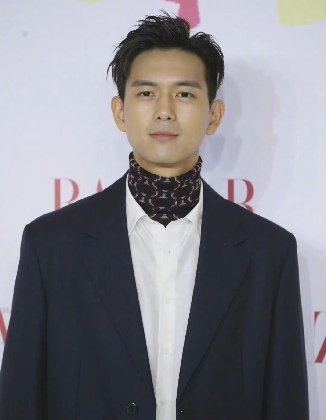 李现“助攻”站陈伟霆旁边 Baby慌避急得尴尬转圈