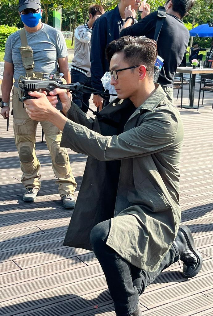 马国明闹市开真枪 专人指导严防悲剧