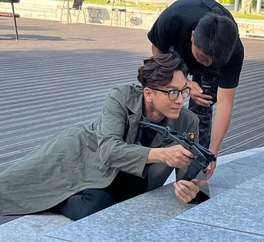 马国明闹市开真枪 专人指导严防悲剧