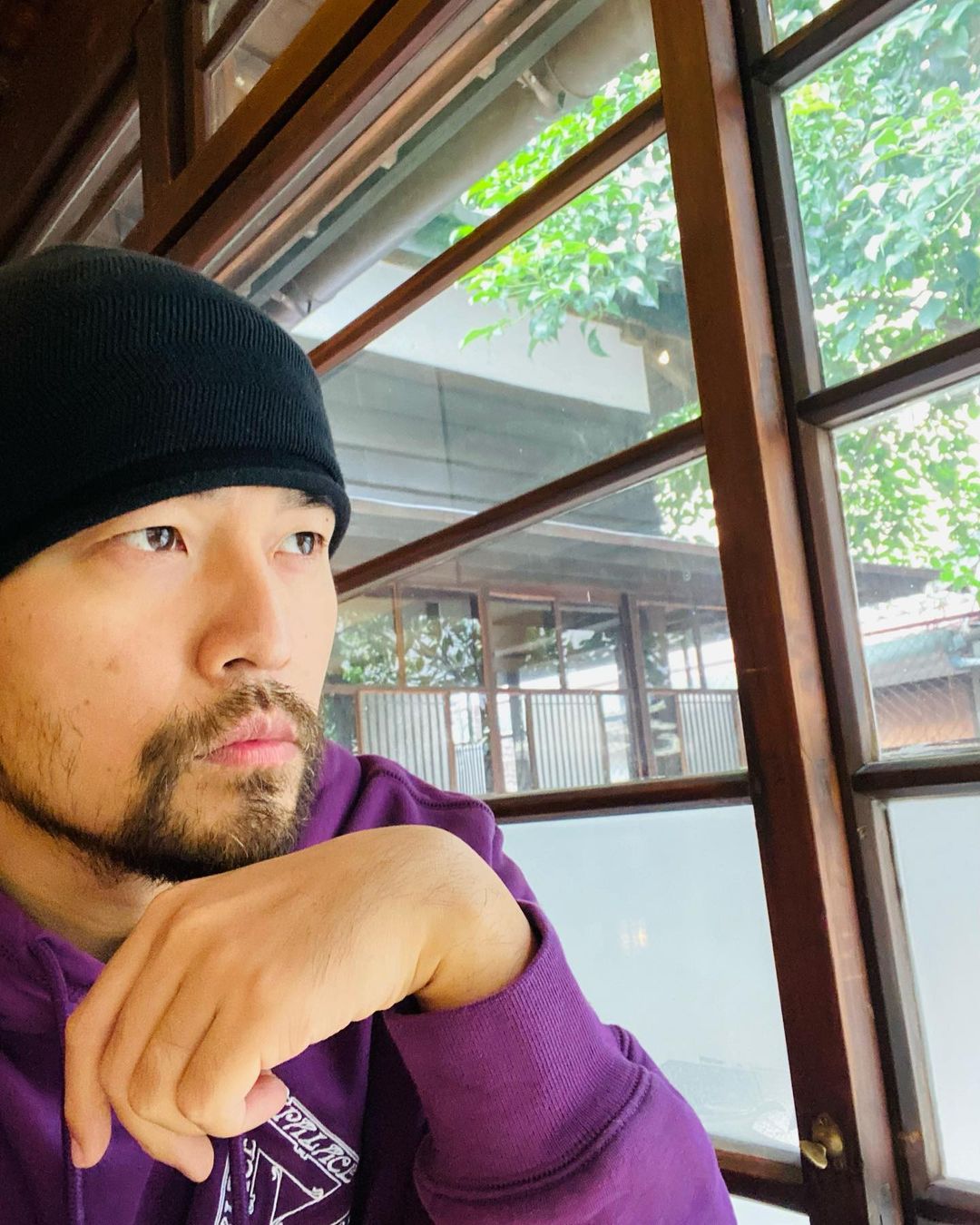 周杰伦晒名画 调侃方文山撞脸英艺术教父