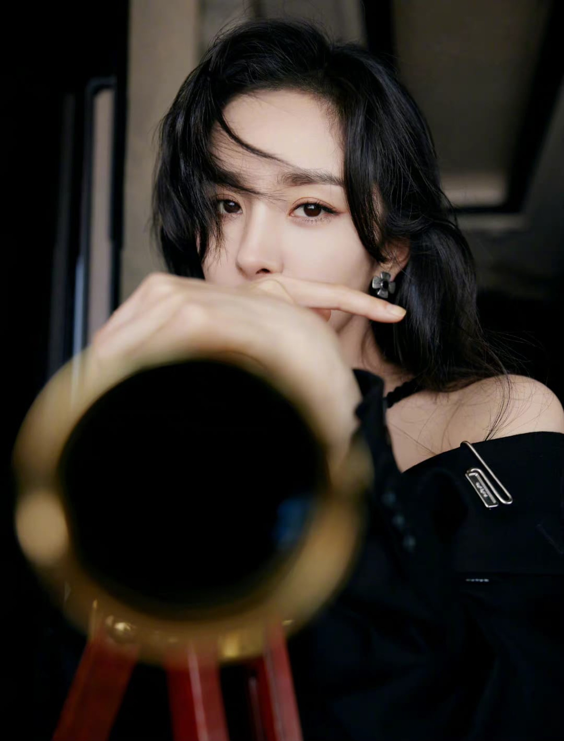 杨幂露肩辣晒白皙美腿 网民错放重点