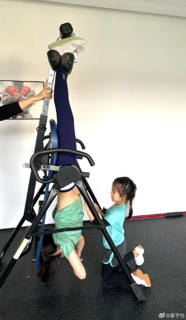 章子怡训练女儿做瑜伽 醒醒劈叉有模有样