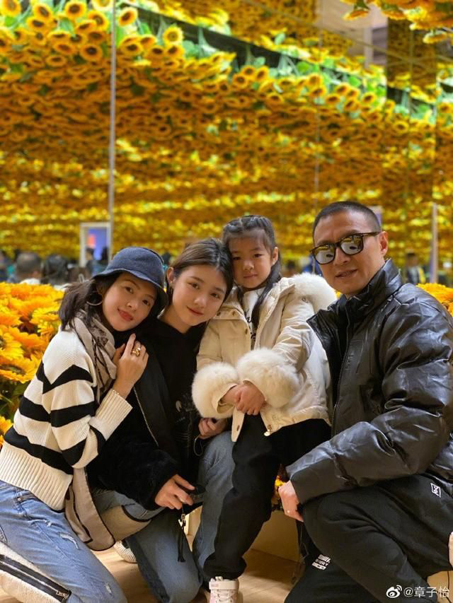章子怡训练女儿做瑜伽 醒醒劈叉有模有样