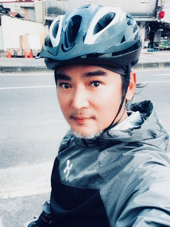 网购错买女装变露脐装 焦恩俊自嘲“老眼昏花”