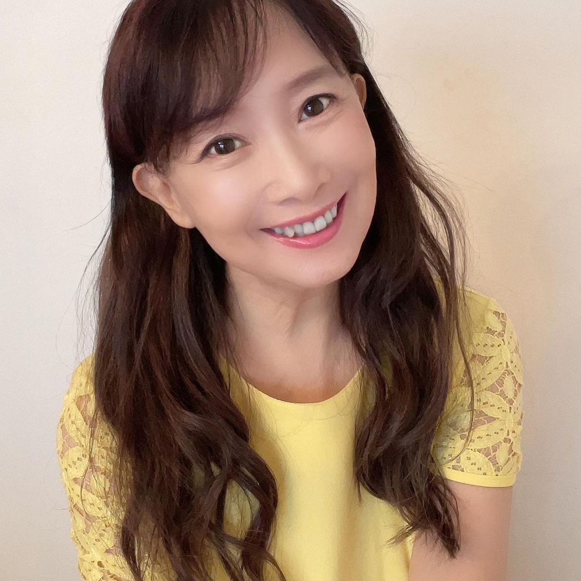 66岁陈美龄同框54岁周慧敏 两代玉女歌手看不出年龄差