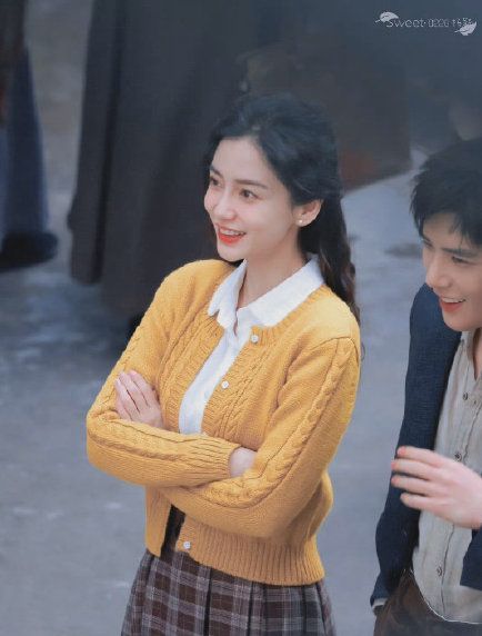与小演员合照 Angelababy巴掌脸引惊呼:好小