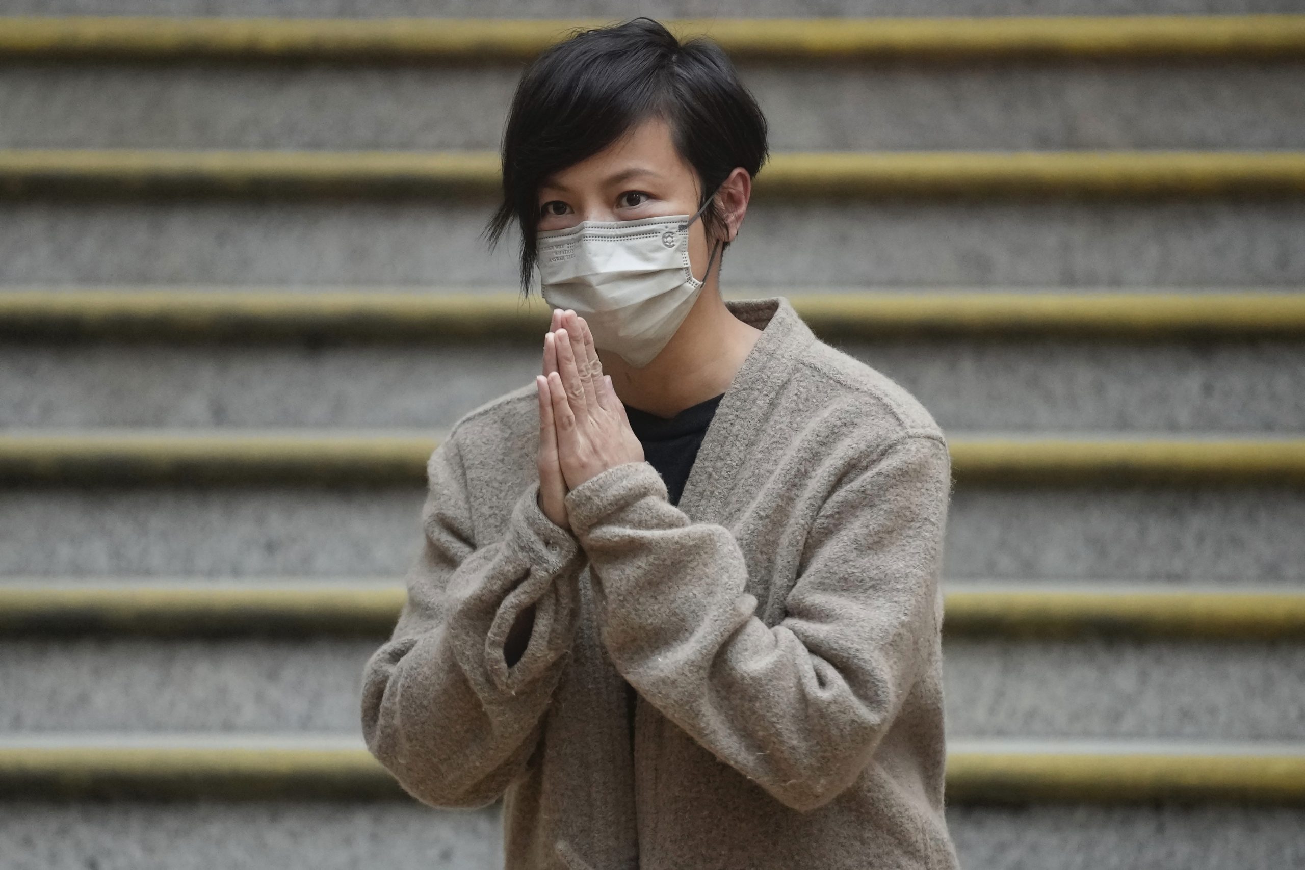 何韵诗被扣押1日后 获准保释离开警署