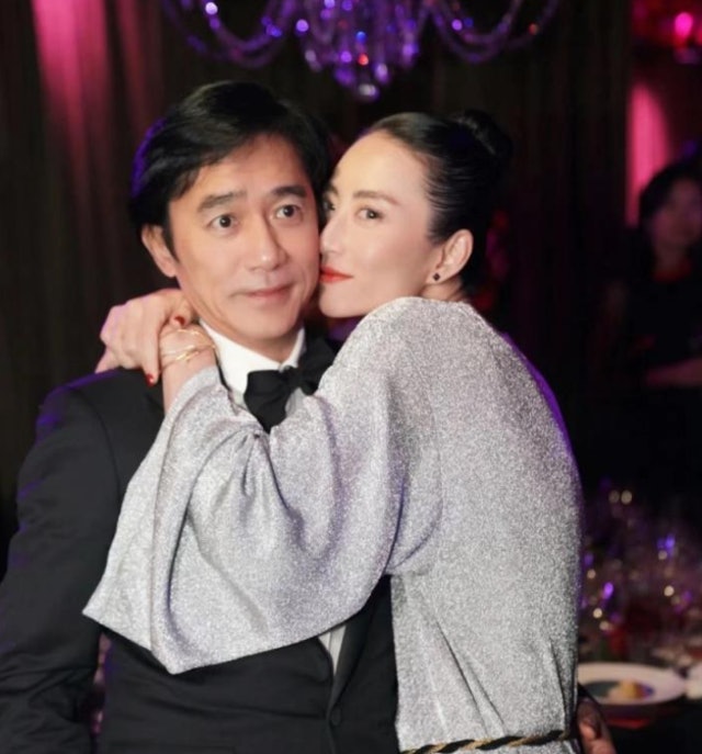 刘嘉玲豪庆56岁生日 梁朝伟被美女贴脸表情超僵