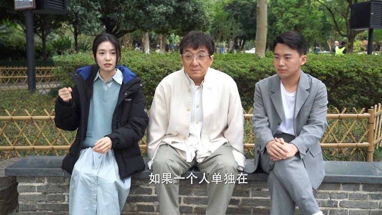 刘浩存变成龙新宠 被轰摆款扮巨星