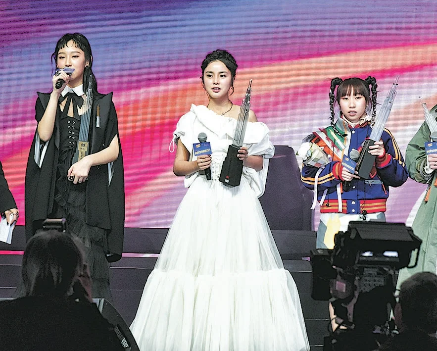 劲爆2021|MIRROR扫走9个奖 郑欣宜表演不慎跌倒