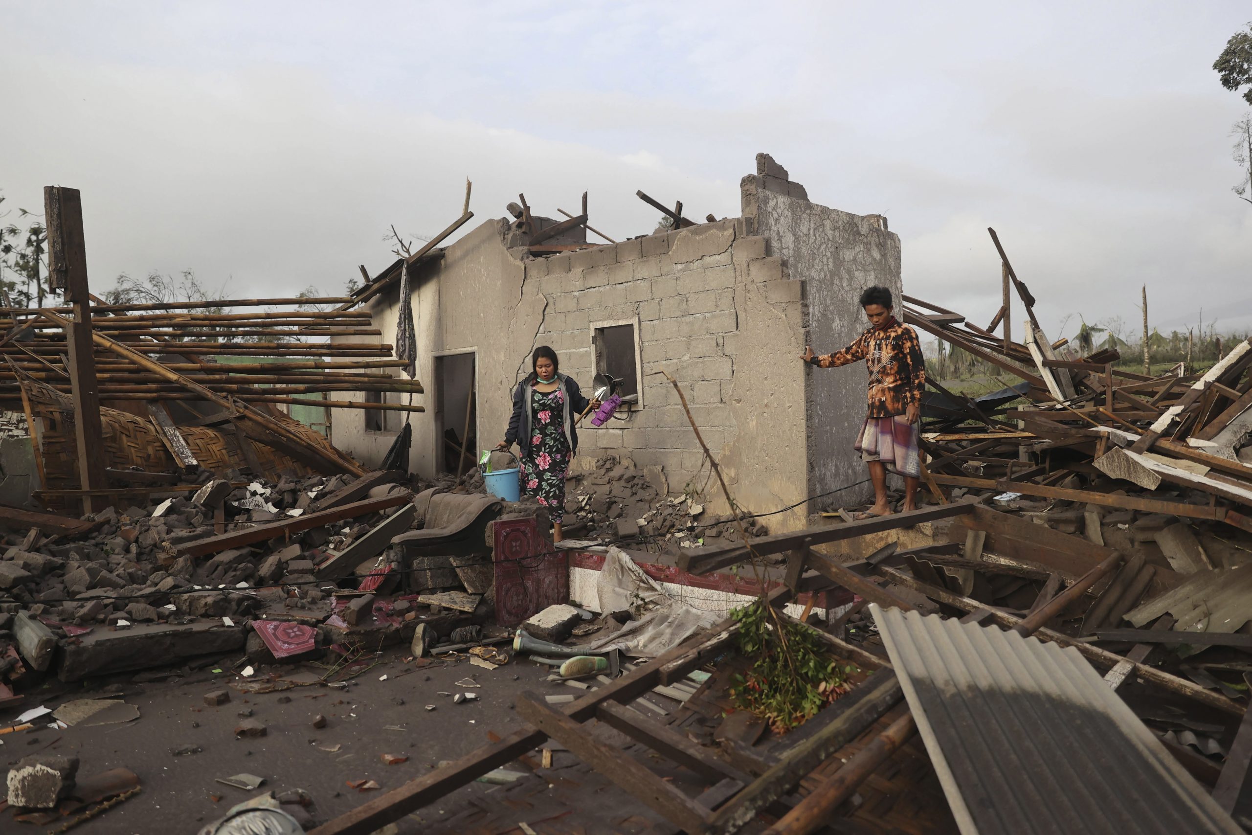 印尼爪哇塞梅鲁火山爆发死者增至13人 火山灰变泥雨桥樑遭破坏