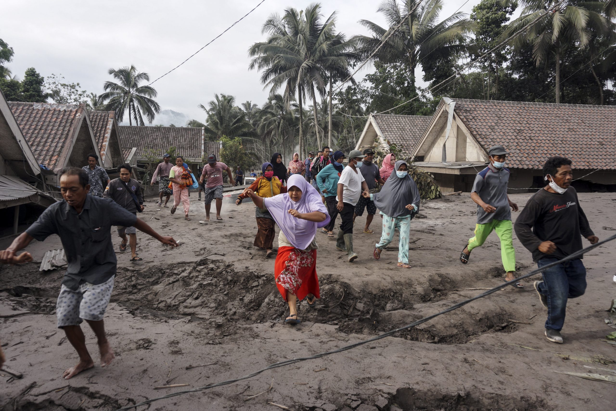 印尼爪哇塞梅鲁火山爆发死者增至13人 火山灰变泥雨桥樑遭破坏