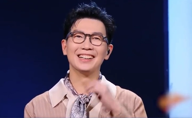 品冠参加中国综艺 儿子打call唱《门没锁》爆红