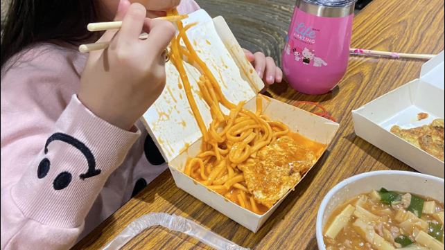 女童“反著吃餐盒”原因太智慧 大人惊:吃错方法20年了