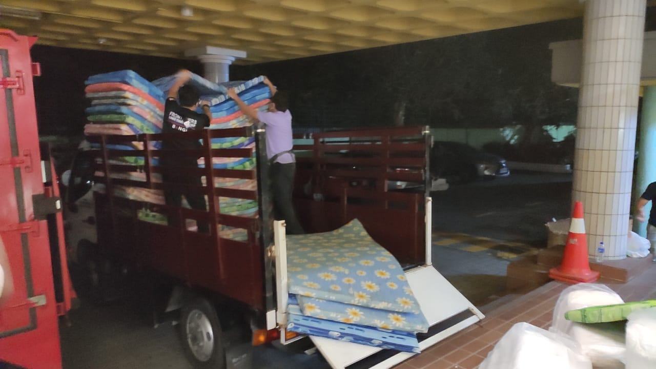 暖势力/SGM为水灾灾民提供床垫和其他援助