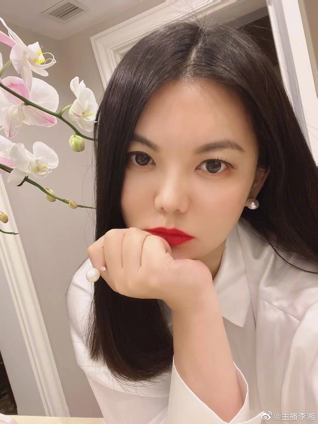 李湘离婚风波后首现身 与神秘男外出遇车祸