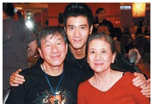 王力宏曝找人压新闻 网猜宽姐她秒回“嘘”