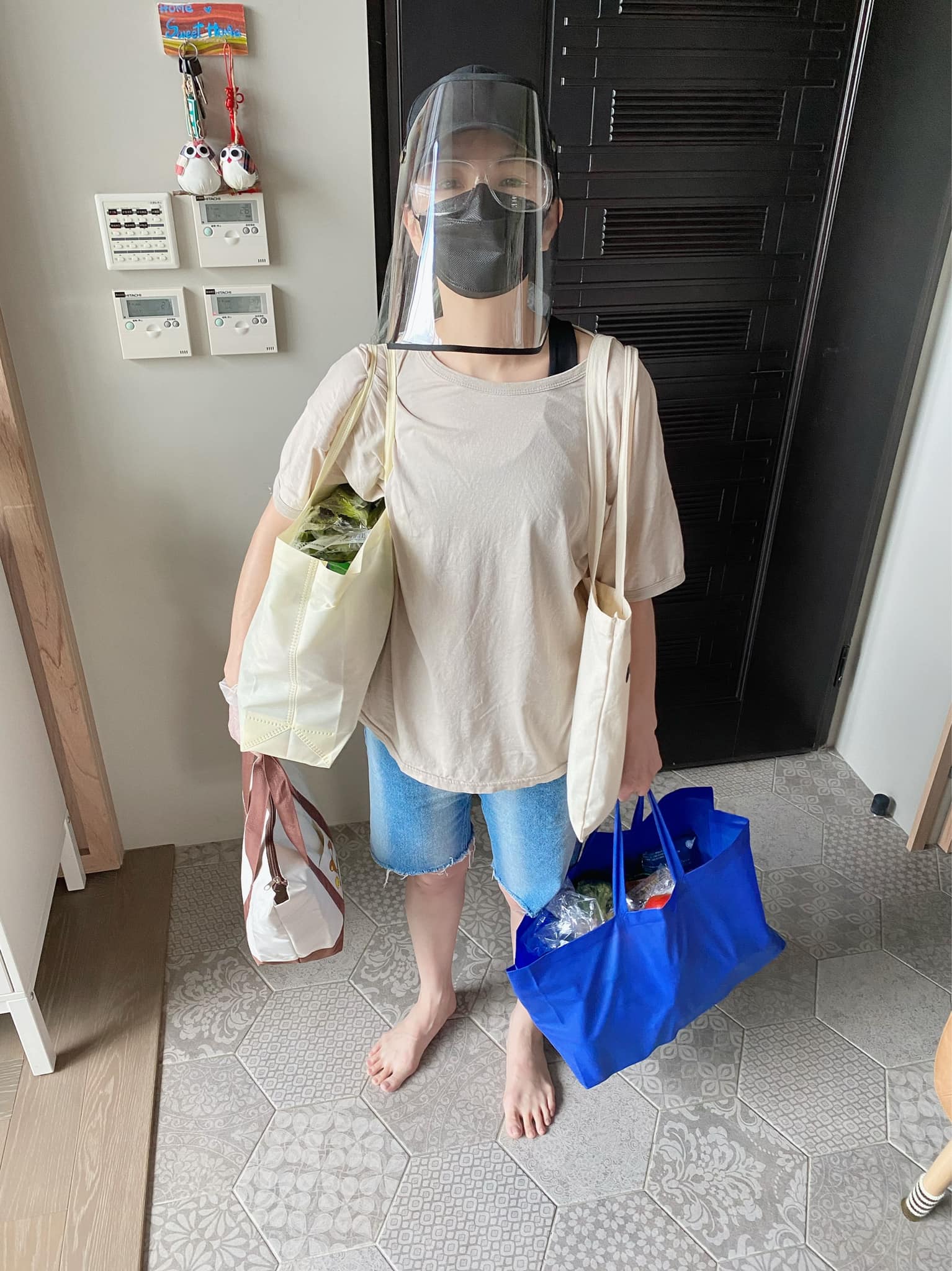 艺人迎2022|戴佩妮收好吉他就绪迎新 Ella年度另类床照吸睛