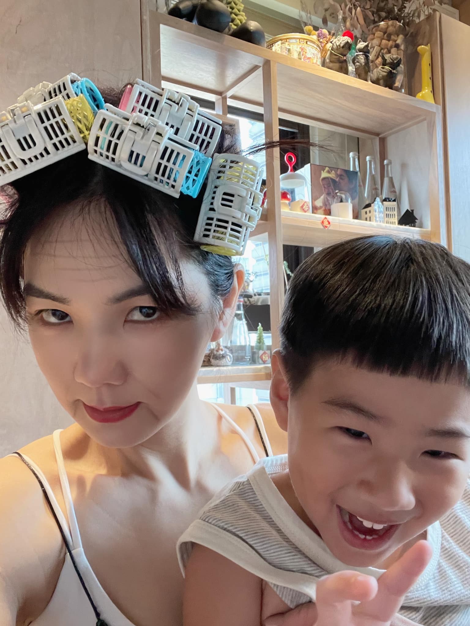 艺人迎2022|戴佩妮收好吉他就绪迎新 Ella年度另类床照吸睛
