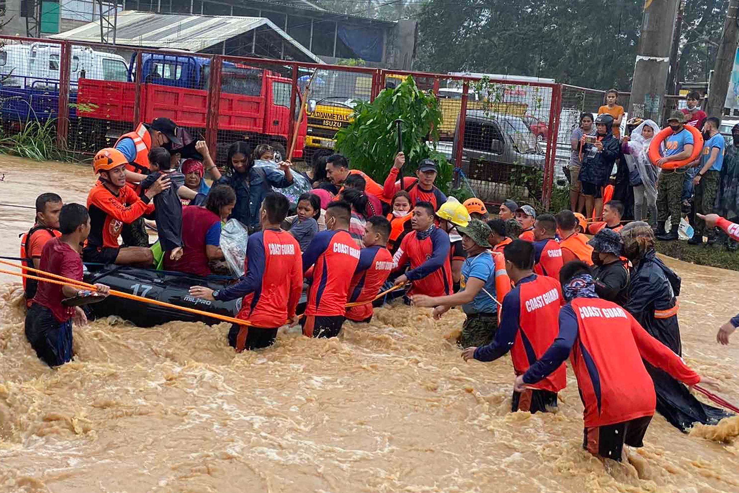 菲律宾/强台风造成至少一人死亡 超过30万人离家避难