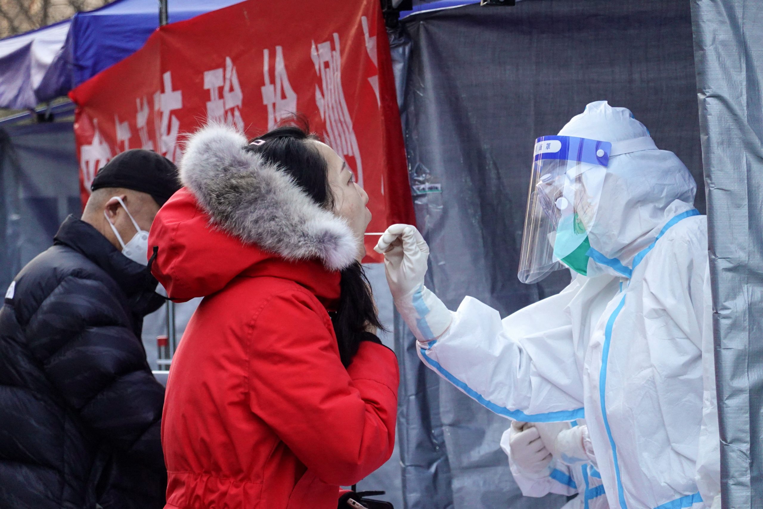 西安3男为避疫检有人徒步9日有人游水过河