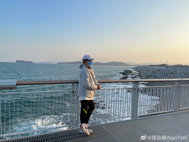 谭咏麟穿回K字球鞋 被亏“哪里跌倒就从哪站起来”