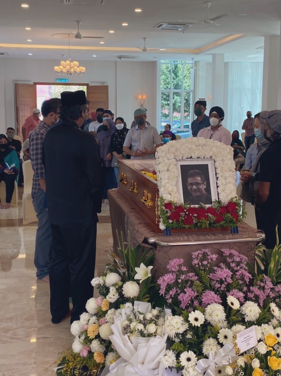 “我爸不是打加强针死的!”史柏格星儿子促停止造谣