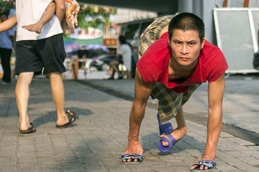 拼盘 2图/爬遍半个中国寻子不获 残疾男︰从未想过放弃