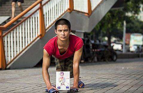 拼盘 2图/爬遍半个中国寻子不获 残疾男︰从未想过放弃