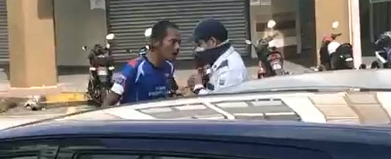 民众辱骂市议会执法人员被捕