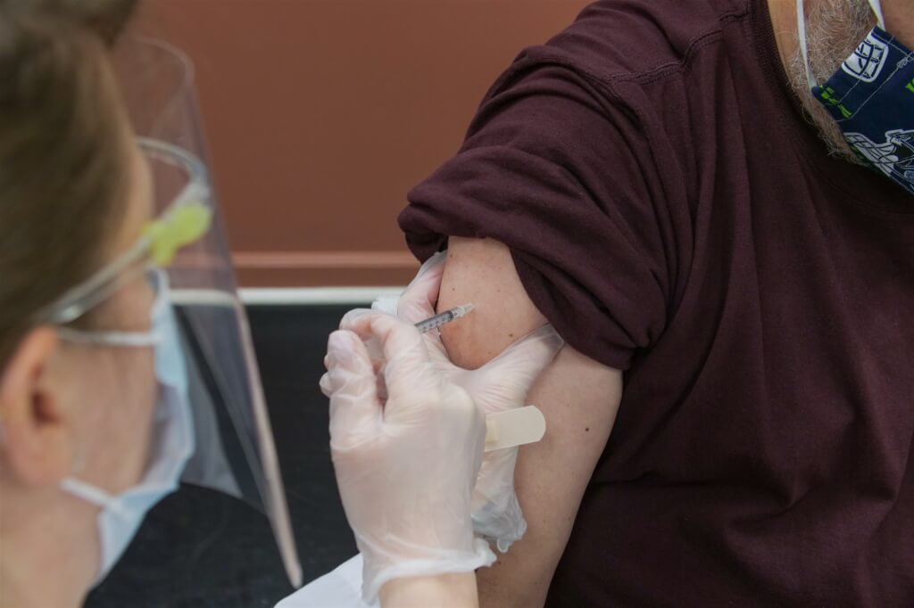 看世界 希腊60岁以上强制接种疫苗 不打就按月罚钱