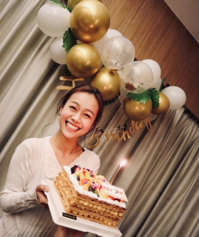 纤瘦黄心颖灿笑迎33岁 同框姐妹父亲齐庆生