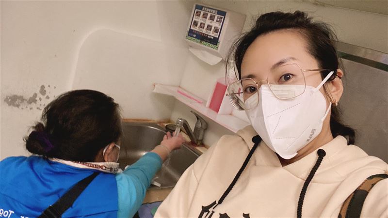 锦雯母炸豆腐连手一起炸 二度烫伤急送医