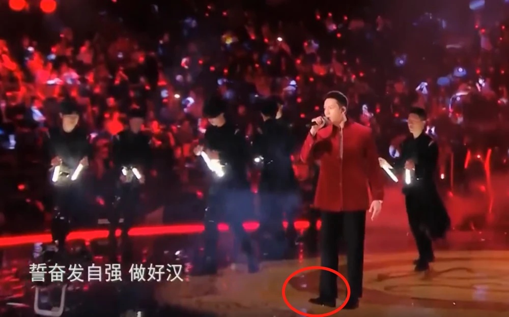 陈伟霆跨年真唱翻车 网酸:跨年第一吓