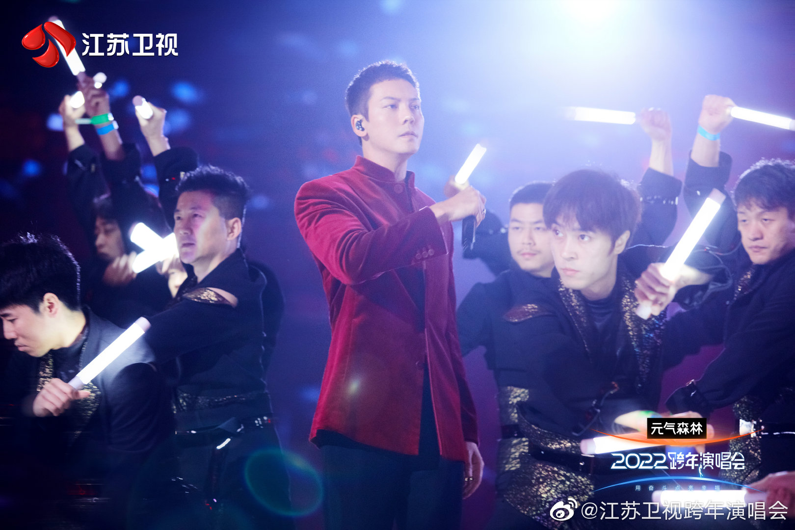 陈伟霆跨年真唱翻车 网酸:跨年第一吓