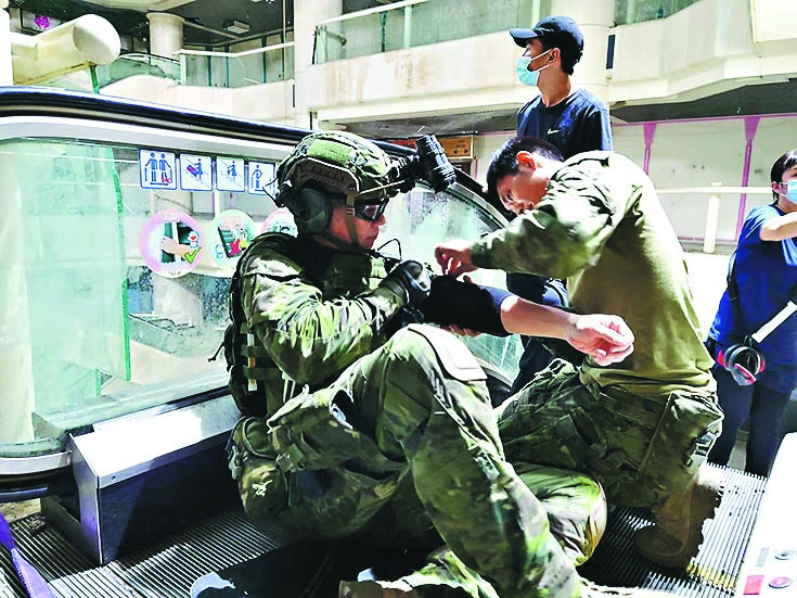 张兆辉搏命拍《飞虎3》 扶手电梯滚落地不用替身